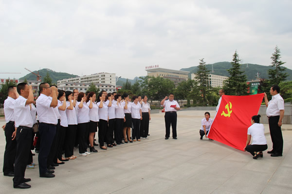 隴運(yùn)集團(tuán)公司黨委開展慶祝建黨97周年“緬懷先烈，砥礪奮進(jìn)”主題黨日活動